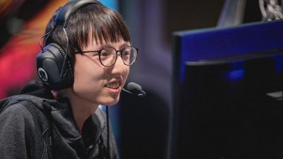 ​RNGMlxg时隔半年晋升大师跳舞庆祝，网友调侃：“铁分奴”