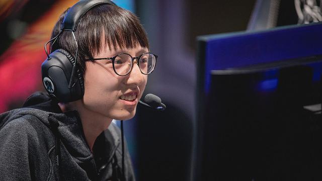 RNGMlxg时隔半年晋升大师跳舞庆祝,网友调侃:“铁分奴”