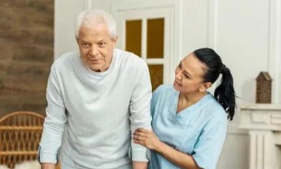 ​保姆遭殴打(保姆殴打77岁老人)