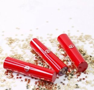 ​阿玛尼中国红系列，让你又红又美的新年单品来 了，准备好钱了吗