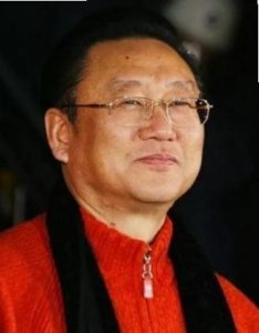 ​72岁蒋大为携妻子现身机场，精神奕奕，妻子看起来十分富态