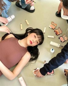 ​Red Velvet朴秀荣躺下拍画报，身材“丰满有型”，毫不屈辱的美貌