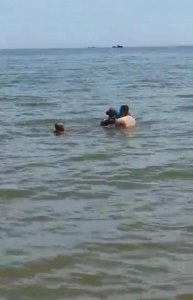 ​男子下海摸螺不慎溺水 俩大哥见义勇为后悄然离开