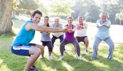 ​靠墙蹲几分钟(锻炼膝盖最好的方法 靠墙半蹲)