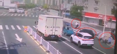 ​温州乐清一辆特斯拉冲撞多辆电瓶车后损毁严重，当地：有2人受伤，交警正处理