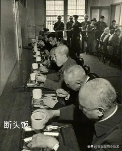 ​1948年，甲级战犯东条英机吃完断头饭，被执行绞刑，挣扎十几分钟