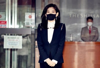 ​三星公主李富真瘦成纸片人，1.7万的西装还带锁扣，黑白极简也美