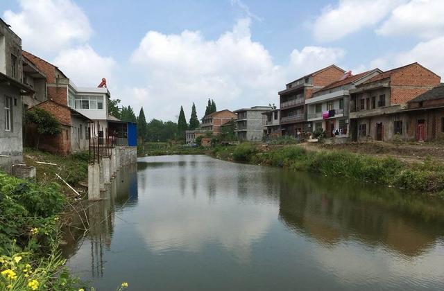 越南河内市黄梅郡、中国湖北省黄冈市黄梅县:前者人口密度高很多