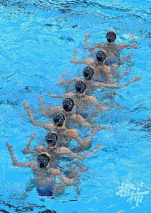 ​掉一丝头发都要扣分！花游姑娘头上涂的发胶是做蛋糕用的