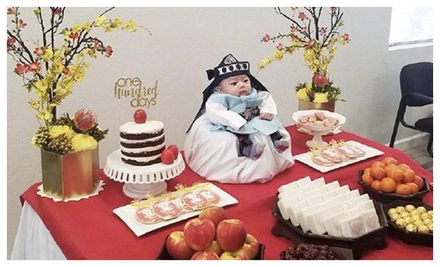 给孩子办百日宴,身着民族服饰出场太夺目,网友:有王位要继承吗