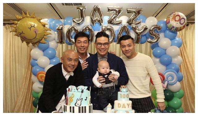 给孩子办百日宴,身着民族服饰出场太夺目,网友:有王位要继承吗