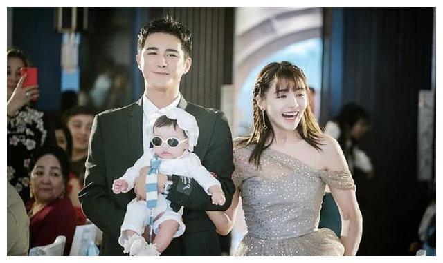 给孩子办百日宴,身着民族服饰出场太夺目,网友:有王位要继承吗