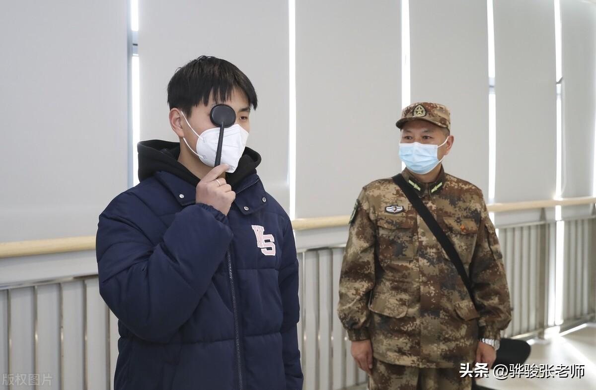 近视体检当兵竟然过了(近视手术几个学生都做过)