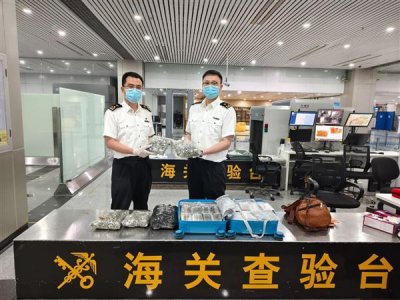 ​海关查获35.27公斤洋垃圾：大量废旧手机摄像头、屏幕等零件