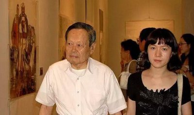 ​杨振宁翁帆手牵手满眼爱意 相差54岁爷孙恋也甜蜜