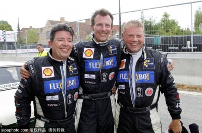 ​丹麦王子携家人亮相赛车活动 亲自上阵体验驾驶乐趣