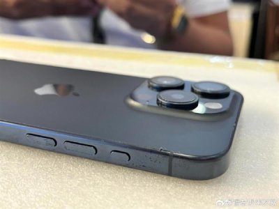 ​苹果品控跌落神坛！多名用户称 iPhone 15 Pro 做工差：后盖溢胶明显