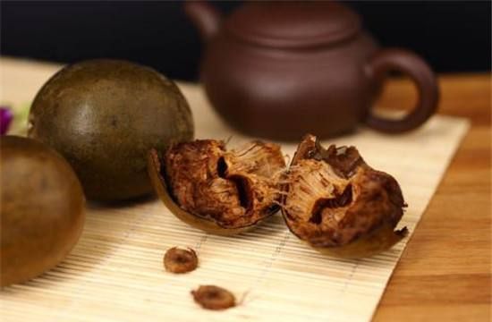 罗汉果怎么泡茶喝是连壳子一起泡还是敲碎了泡里面核