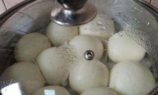 热馒头怎么不被水泡湿,用锅热馒头怎样不使馒头起水泡呢图7