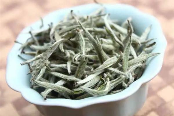 白毫银针买茶饼好还是散装茶好 白毫银针怎么分辨好坏 白毫银针买茶饼好还是散装茶好 白毫银针怎么分辨好坏
