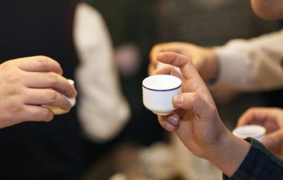 ​衣服上的红酒渍怎么去除小窍门？衣服上的红酒渍怎么去除小窍门图片