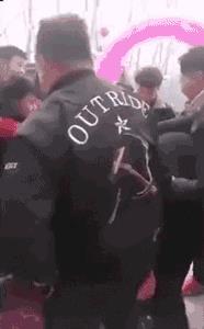 新娘被凌辱,新郎不管:男人爱不爱你,就看他是否全力护你!