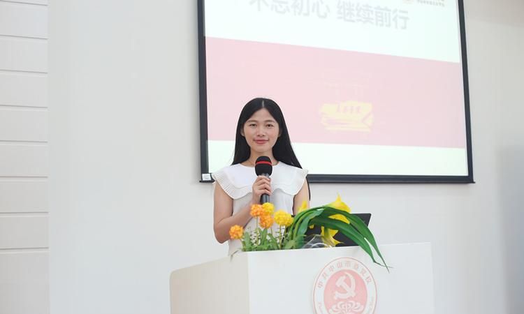 2025年乡镇四级主任科员工龄32年工资多少