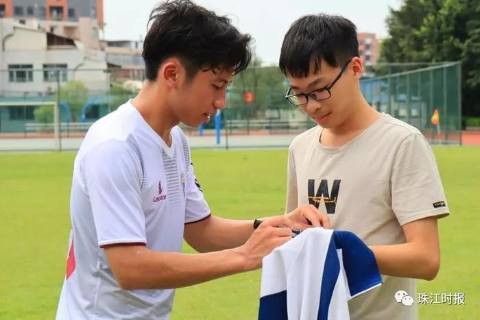 帅!佛山籍“留洋”球员梁锦辉回母校传经送宝,精湛球技戳→