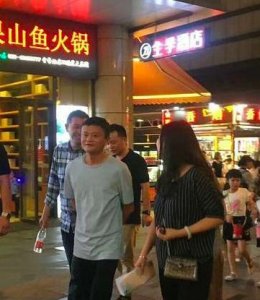 ​马云吃路边摊图片