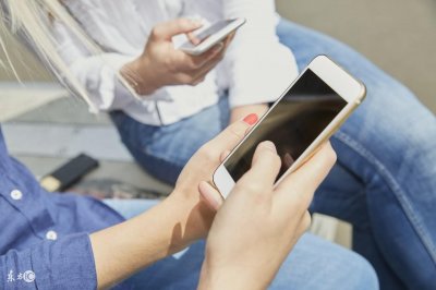​女人为何总爱偷看男人手机，真实原因在这里