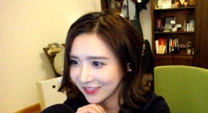 主播封杀后都在干嘛? 莉哥出狱后泪洒现场, 卢本伟过得最滋润