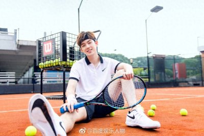 ​一组 董力「超话」网球写真曝光 夏日清风，运动少年