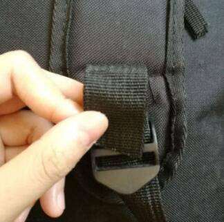 书包背带怎么系不会掉,书包的带子怎么系才不会滑图2