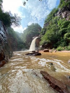 ​浮戏山：山与瀑呼应，更似“人间仙境”