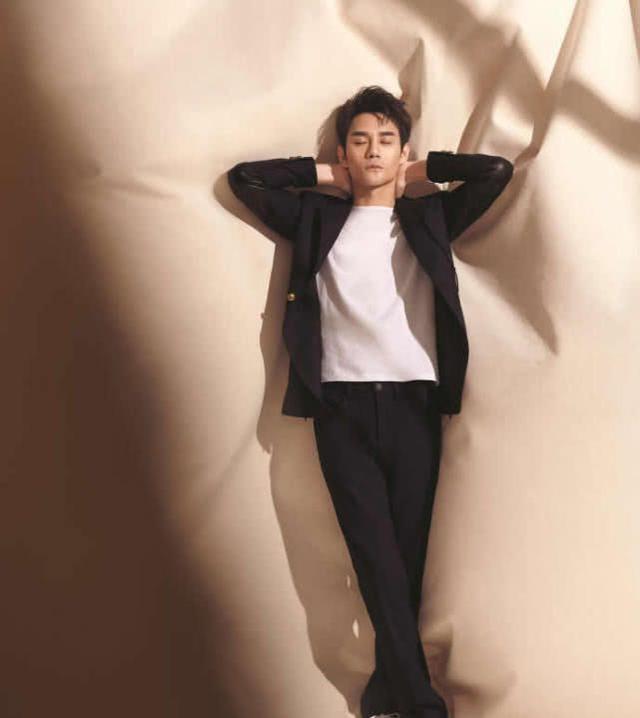 王凯的硬照表现力超好，在柔软舒适的背景下演绎岁月静好，很惬意