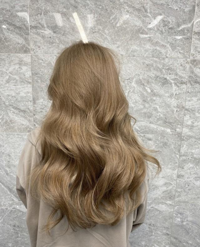 奶茶色头发什么颜色（最标准的奶茶色头发是怎样的）