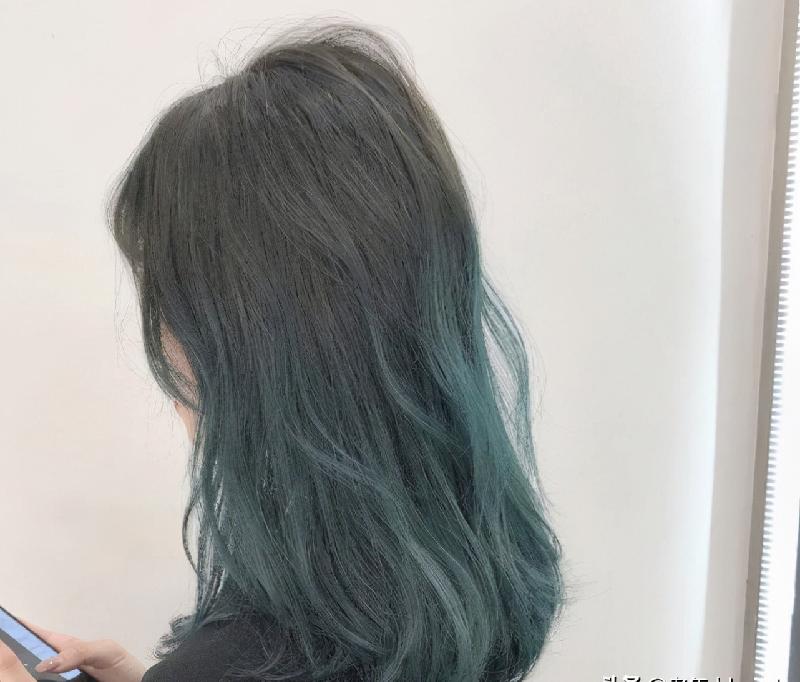 奶茶色头发什么颜色（最标准的奶茶色头发是怎样的）