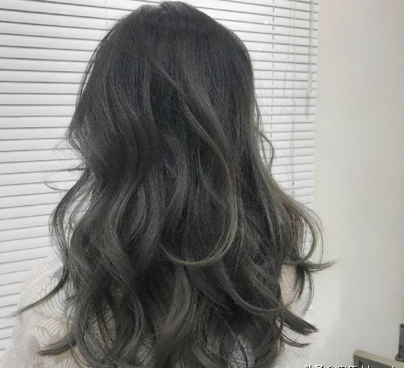 奶茶色头发什么颜色（最标准的奶茶色头发是怎样的）