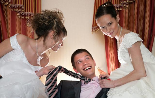 该国男人必须娶多个老婆，否则要被抓去坐牢，男人每晚苦不堪言