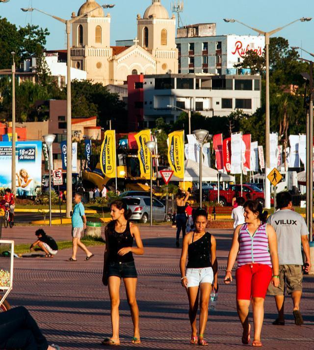 该国男人必须娶多个老婆，否则要被抓去坐牢，男人每晚苦不堪言