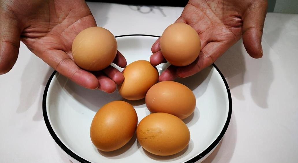 鸡蛋不放冰箱能放多久(鸡蛋常温下能保存多久)