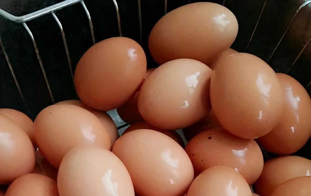 鸡蛋不放冰箱能放多久(鸡蛋常温下能保存多久)