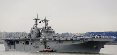 ​075号有多大？对比一下黄蜂级两栖登陆舰