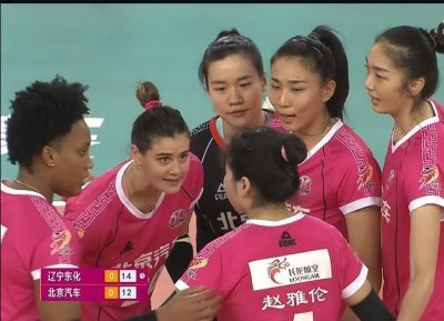 ​金烨犯低级错误外援拦网发威，北京女排3:2辽宁，或已锁定八强