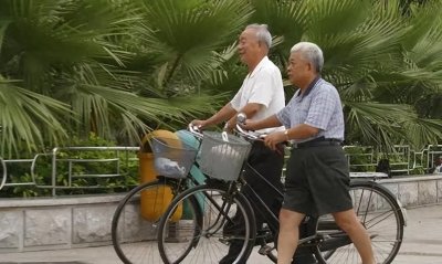 ​两位风烛残年的同性老人，互相搭伴养老，最终的结局是这个样子！