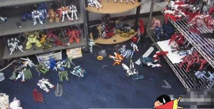 日本小哥手办被熊孩子“肢解”，要求上万赔偿回绝，啥玩意这么贵