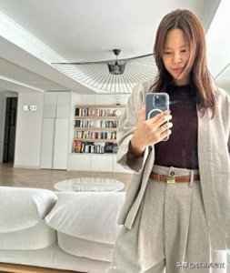 ​白智英素颜素发，晒居家照，家中装修风格曝光