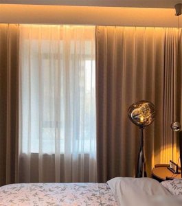 ​16㎡卧室太大怎么装修？“L形衣柜”一分为二，切出步入式衣帽间