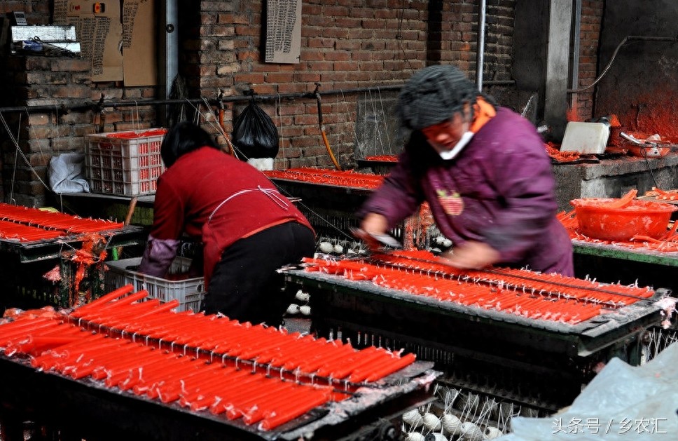 在农村用传统手工艺制作蜡烛，一支蜡烛15分钟就做好了