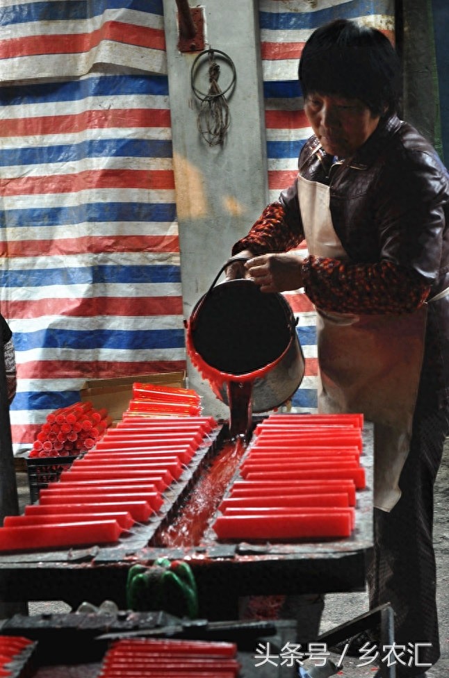 在农村用传统手工艺制作蜡烛，一支蜡烛15分钟就做好了